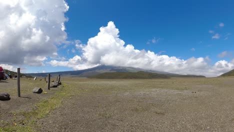 timelapse del volcán cotopaxi cubierto por nubes en la mañana