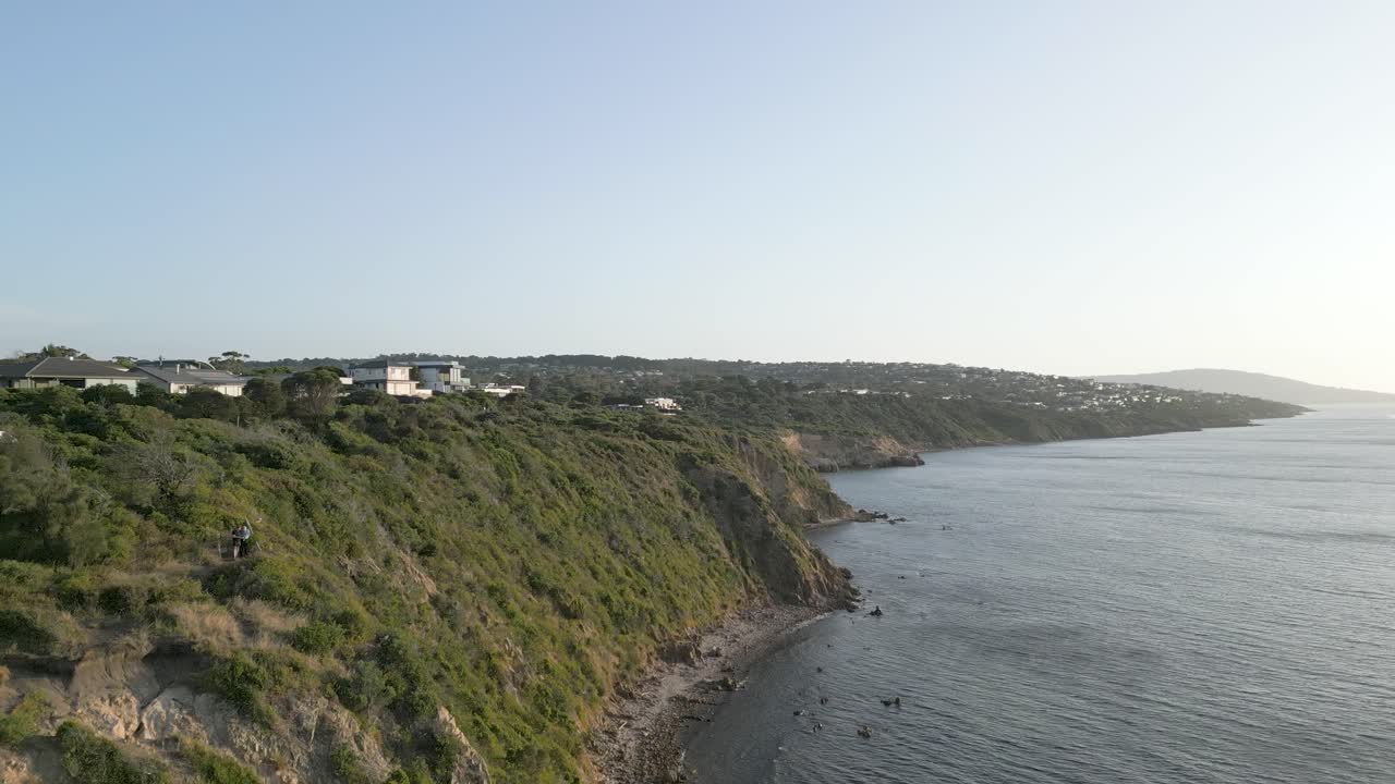 아름다운 해변 절벽을 따라 비행