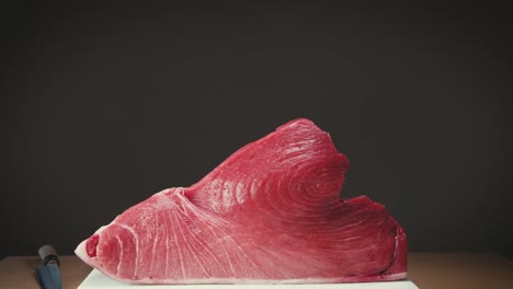 un pedazo de pescado rojo caro