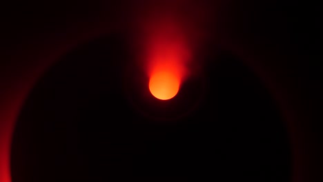 ein luftbefeuchter mit einem roten kreisförmigen licht in der mitte