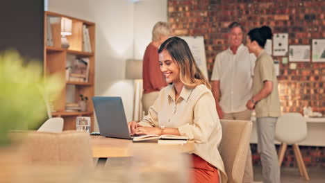 oficina portátil, perfil y mujer feliz escribiendo