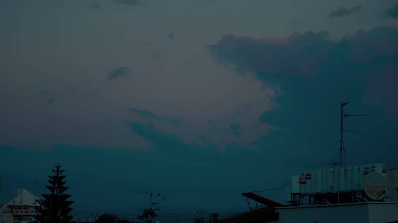 건물 지붕 위에 해가 지는 동안 아름다운 구름의 움직임, 다채로운 하늘, 중동, 텔 아비브 이스라엘, 소니 4k 타임  ⁇ 스 비디오
