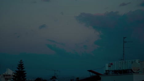 건물 지붕 위에 해가 지는 동안 아름다운 구름의 움직임, 다채로운 하늘, 중동, 텔 아비브 이스라엘, 소니 4k 타임  ⁇ 스 비디오