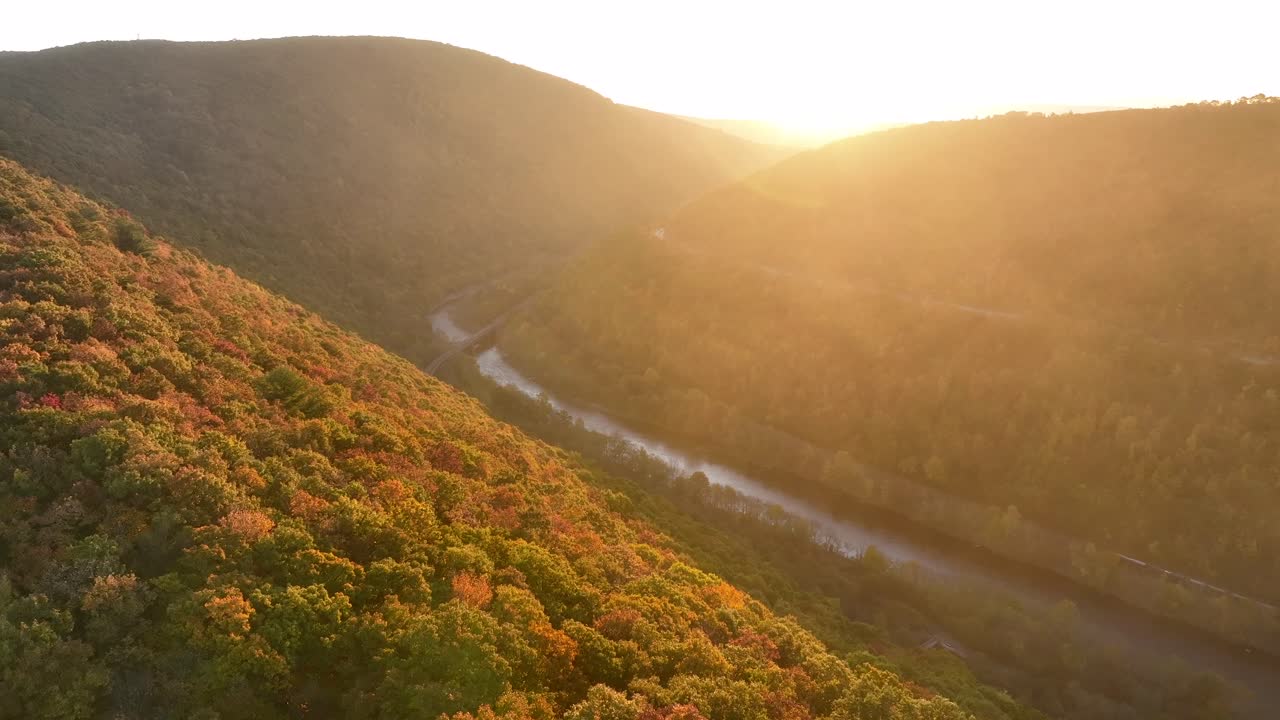 다채로운 가을 시즌에 미국 산맥의 안개와 연무