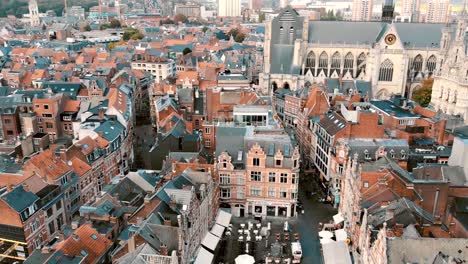 Sobrevuelo-De-La-Antigua-Plaza-Del-Mercado-Revelan-La-Iglesia-De-San-Pedro,-Bélgica-Lovaina