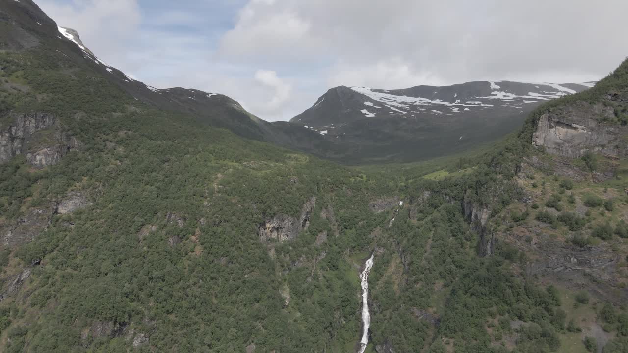 toma lenta de drones de montaña verde con bringefossen en el fiordo de geiranger, noruega