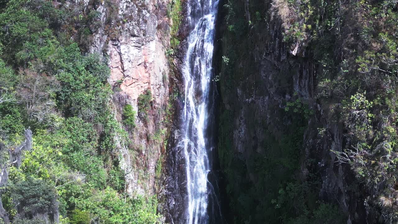 la cascada salto de aguas blancas en el parque nacional juan bautista pérez rancier, constanza, república dominicana