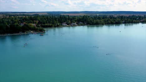 Zeitraffer-Am-Balaton-Seestrand-In-Ungarn,-Aufgenommen-Mit-Einer-DJI-Mavic-2-Pro