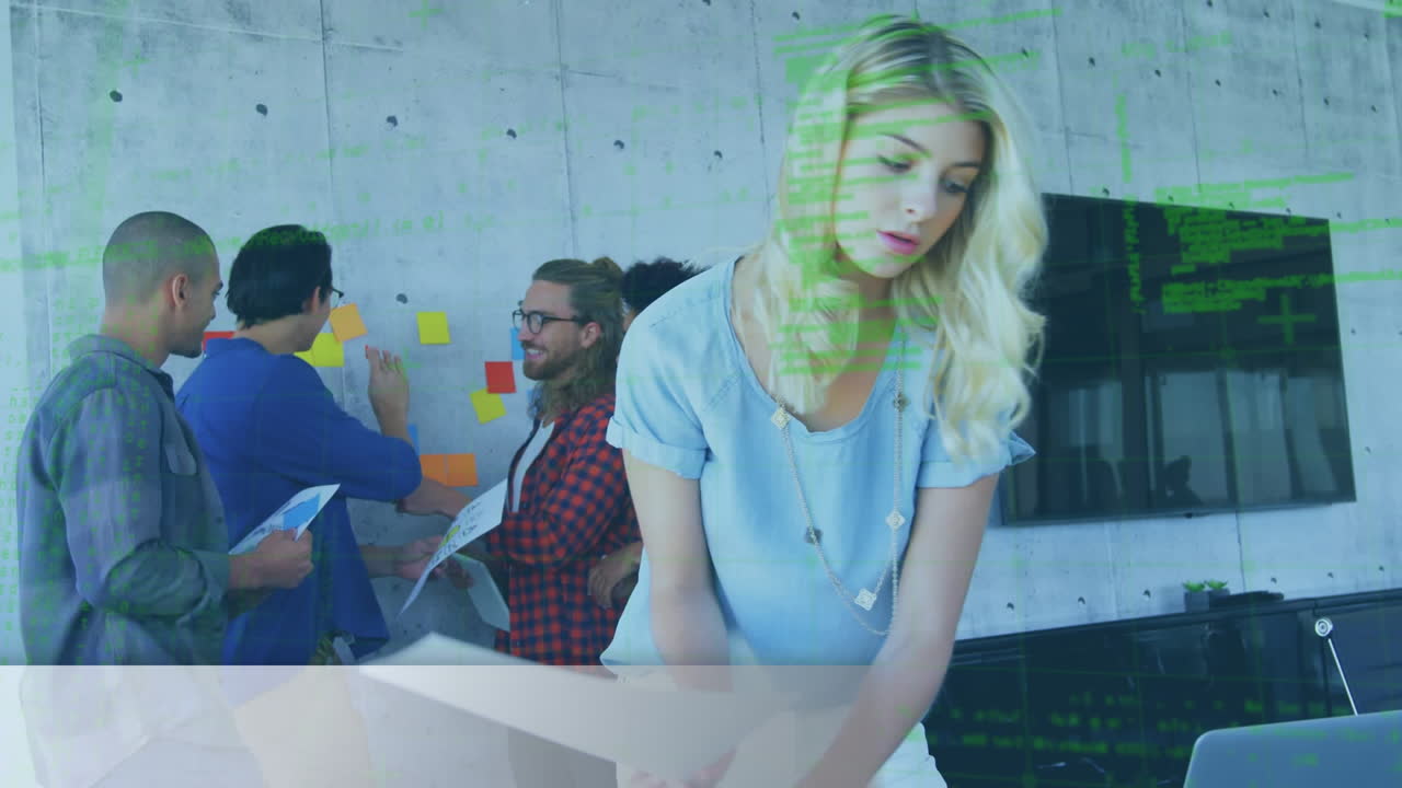 animación del procesamiento de datos y texto de noticias sobre diversas personas de negocios en la oficina