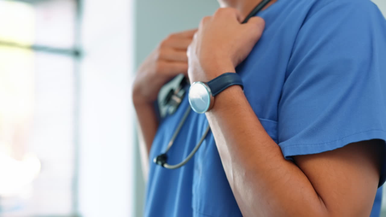 Covid, medico o chirurgo con mascherina