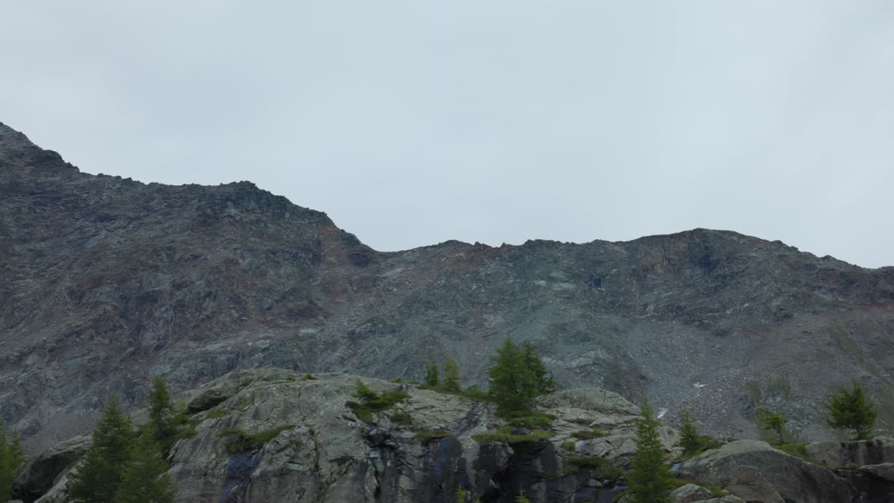 panorámica de las escarpadas y rocosas montañas del alpe prabello, valmalenco, italia