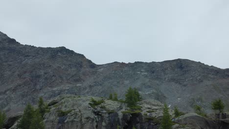 panorámica de las escarpadas y rocosas montañas del alpe prabello, valmalenco, italia