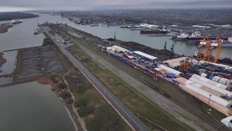 Bahía-De-Leña,-Es-Una-Parte-De-La-Zona-Portuaria-Donde-Se-Cargan-Y-Descargan-Los-Buques-De-Carga