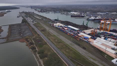 bahía de leña, es una parte de la zona del puerto donde se cargan y descargan los buques de carga