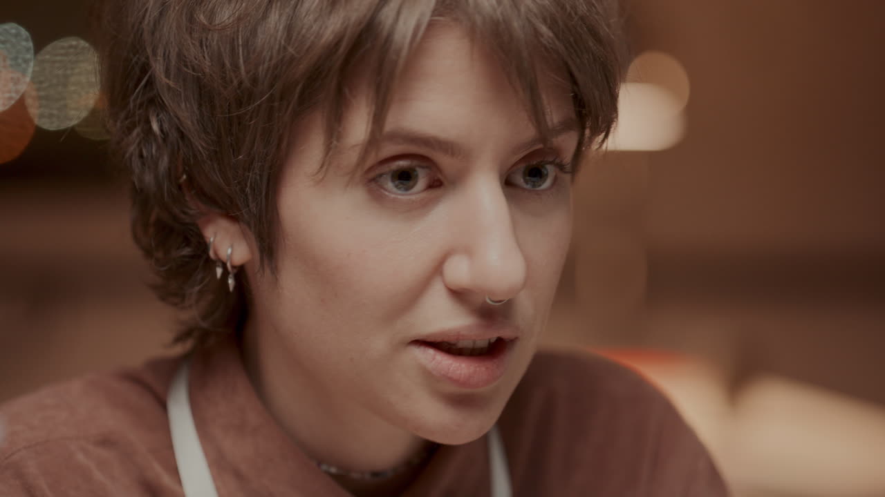 joven mujer de negocios discutiendo con compañeros de trabajo en una reunión profesional