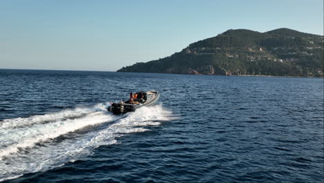 la silueta del yate contra la costa de la punta de l'aiguille.