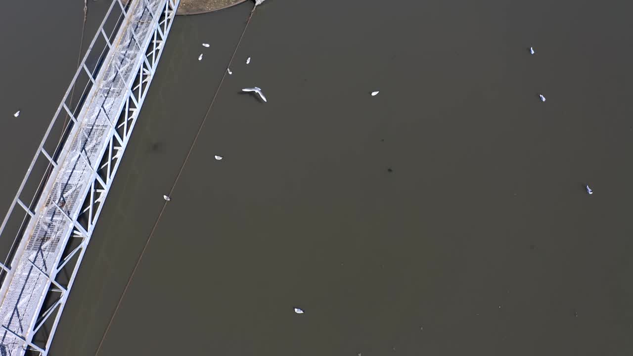 처리 시설, 핑 스테이션 및 식수 공급의 공중 전망.