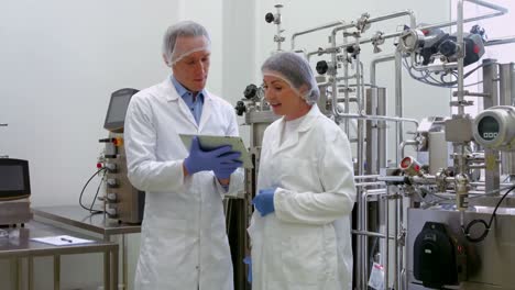 científicos de alimentos trabajando juntos en el laboratorio