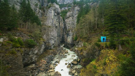 gran angular de rápidos de agua en la ladera de la montaña en grindelwald en 4k