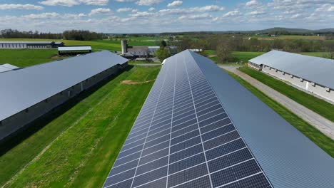 granja moderna con paneles solares instalados en el techo del edificio del granero