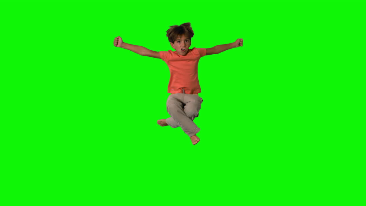 Ragazzo che salta e esulta su schermo verde
