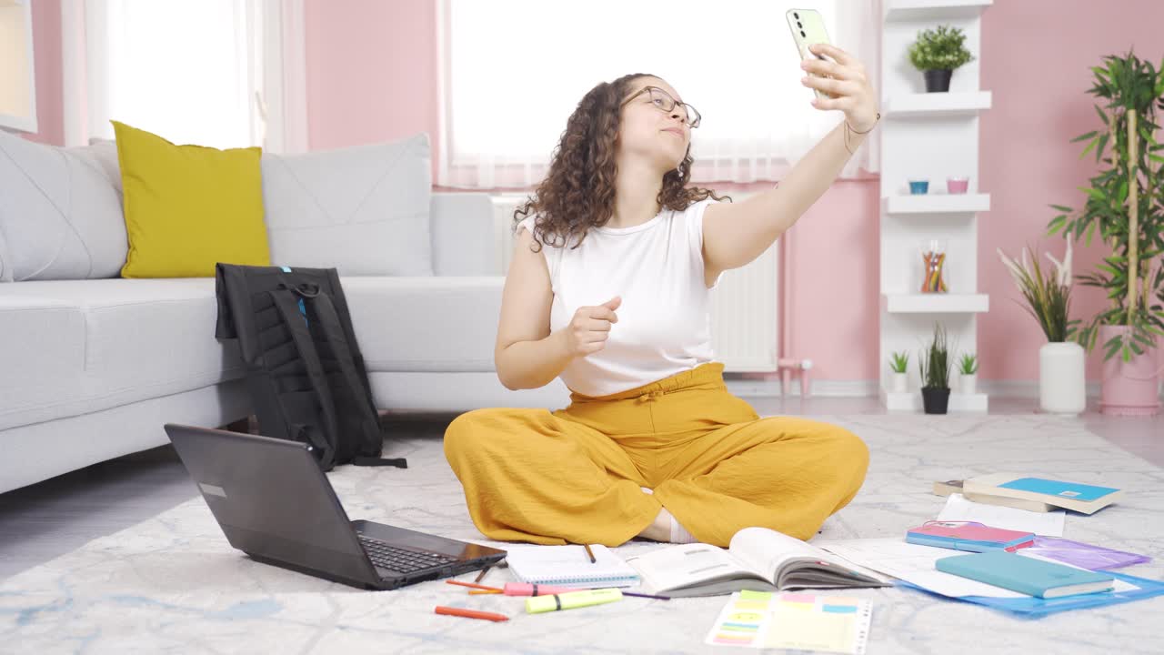 estudiante usando el teléfono mientras baila.