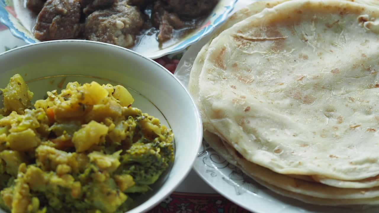 comida india con roti, curry y verduras