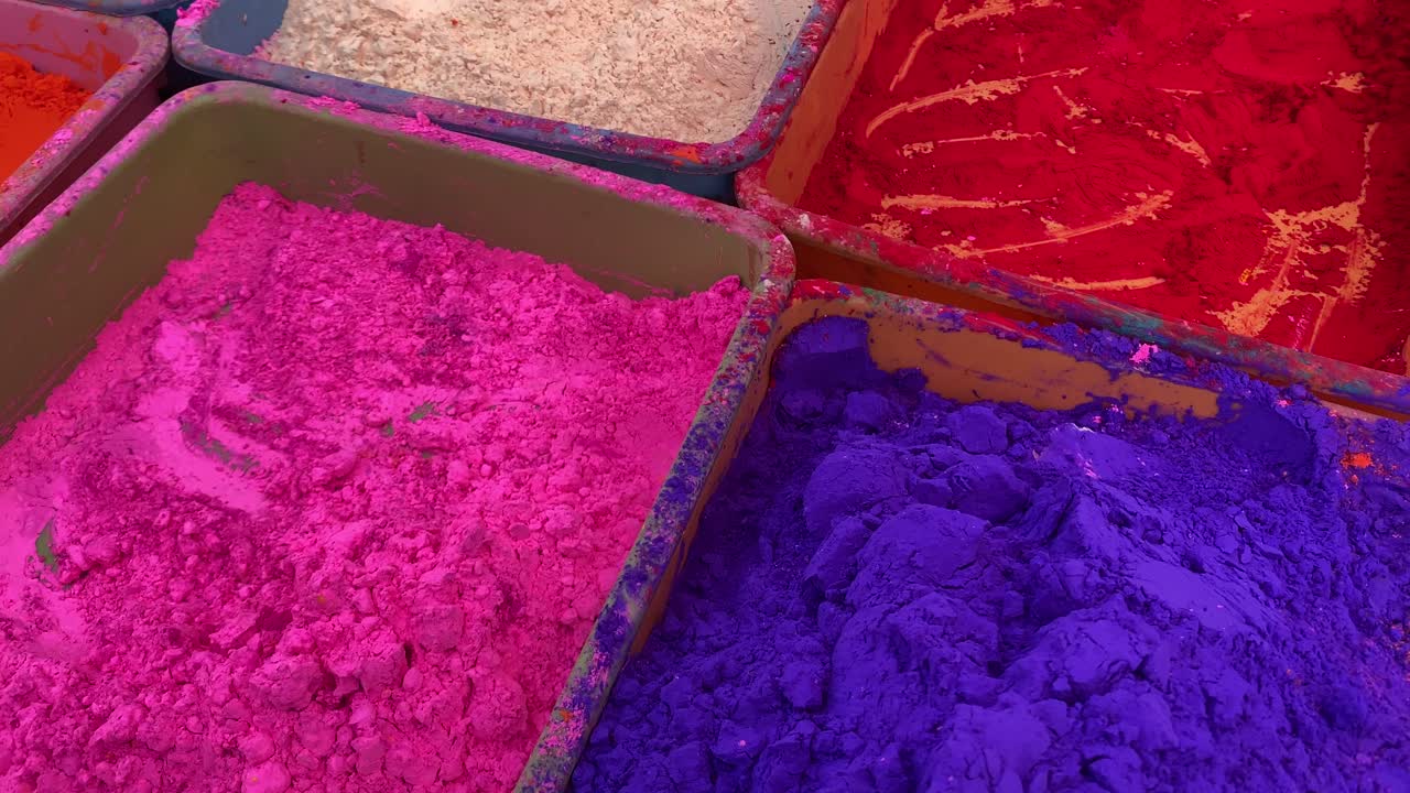 Bidikan Jarak Dekat Bubuk Gulal atau Holi Berwarna Merah Muda dan Biru yang Dijual di Toko Lokal di India