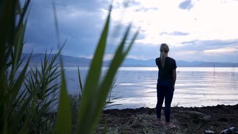 Lago-De-Utah,-Mujer-Joven-De-Pie-En-La-Orilla-Mirando-La-Puesta-De-Sol