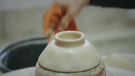 movimento lento, mestre ceramista criando produtos cerâmicos de barro branco