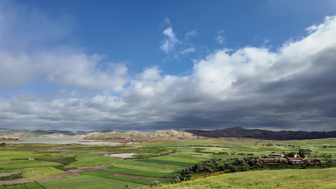 paisaje rural con montañas campo verde nubes de lluvia sobre marruecos