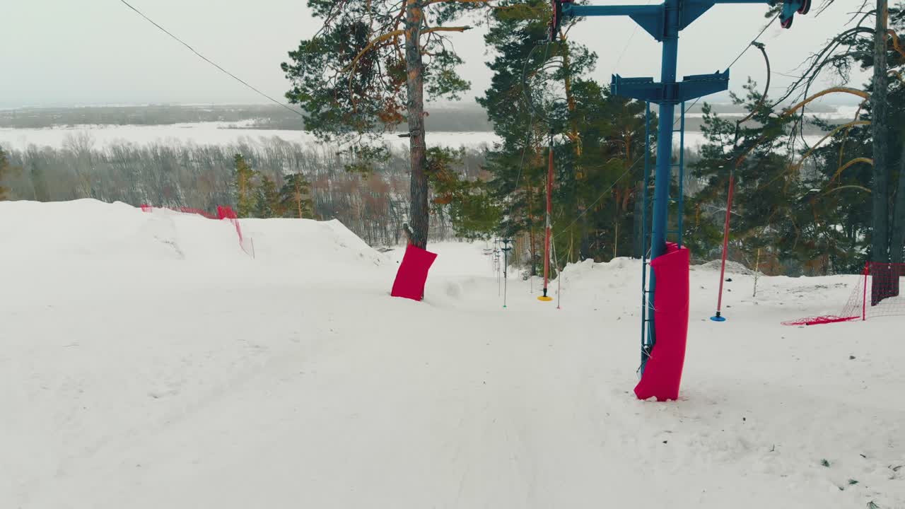 ascensor de superficie en la estación de esquí en la colina con pinos en la nevada