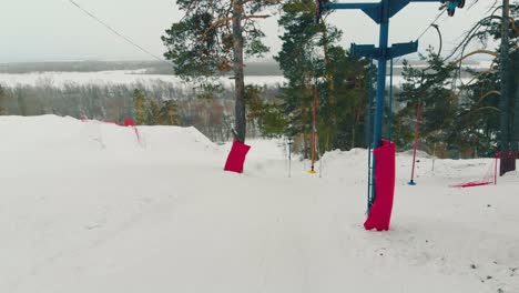 Remonte-De-Superficie-En-La-Estación-De-Esquí-En-Una-Colina-Con-Pinos-Durante-Las-Nevadas