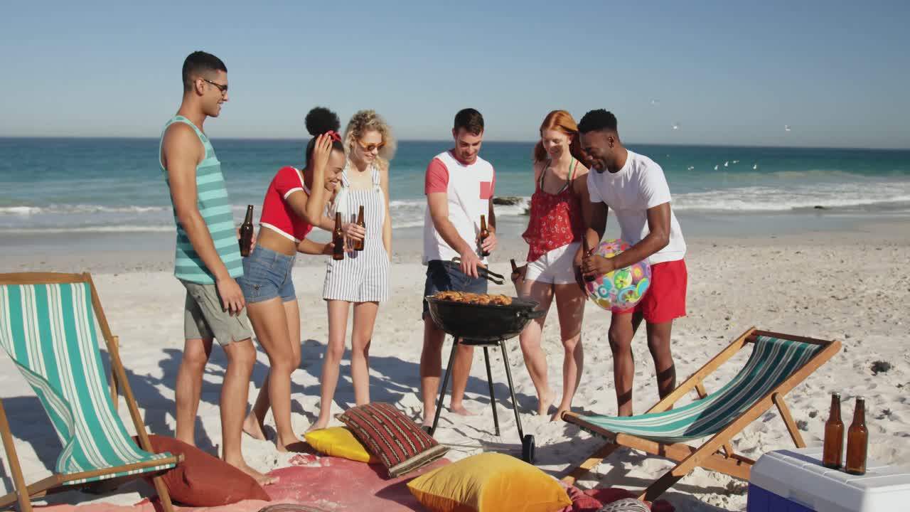 de jeunes amis adultes faisant un barbecue sur une plage 4k