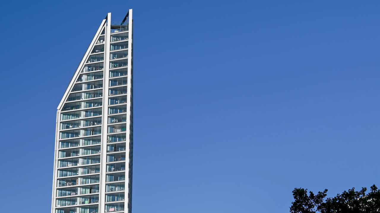 mirando hacia el edificio dos cincuenta y uno en elefante y castillo