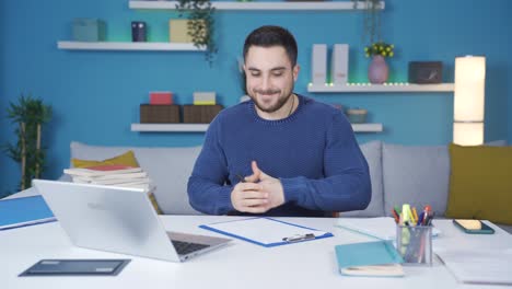 una muy buena idea viene a la mente del hombre que trabaja desde la computadora portátil en casa. el hombre que encontró resultados positivos.