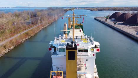 Toma-Aérea-De-Seguimiento-Del-Sistema-De-Navegación-Por-Radar-Del-Barco-Ubicado-En-El-Techo-Del-Puente.