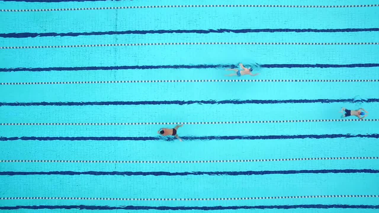 Nadadores practicando en piscina durante el invierno. Vista aérea