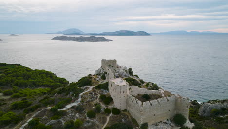 Empuje-De-Drones-En-Tiro-Hacia-El-Castillo-Medieval-De-Kritinia,-Islotes-En-El-Mar-Egeo-Detrás