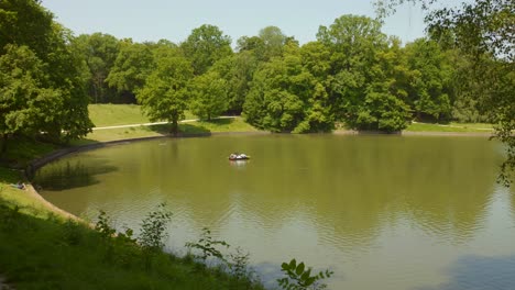 Big-lake-in-Bois-de-la-Cambre,-Brussels,-Belgium