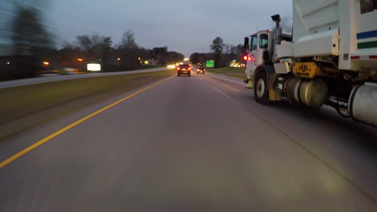 고속도로와 도로에서 자동차와 가벼운 산책로가 있는 야간 시간 경과