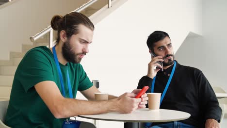 hombres de negocios hablando y usando teléfonos