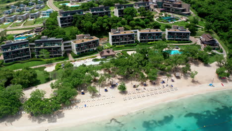vista aérea de aviones no tripulados de un complejo turístico de vacaciones en la playa