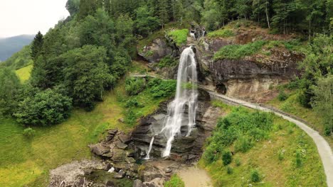 steinsdalsfossen es una cascada en el pueblo de steine en el municipio de kvam en el condado de hordaland, noruega. la cascada es uno de los sitios turísticos más visitados de noruega.