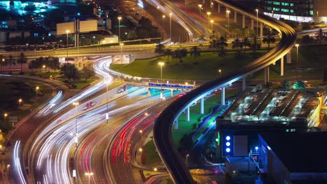 el tráfico nocturno de la ciudad de dubái, el cruce de carreteras, el techo, el panorama superior, el lapso de tiempo de 4k, emiratos árabes unidos.
