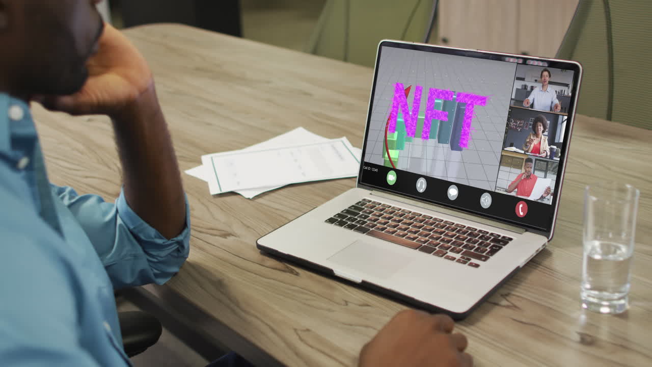 hombre de negocios afroamericano que usa una computadora portátil para videollamadas con diversos colegas de negocios