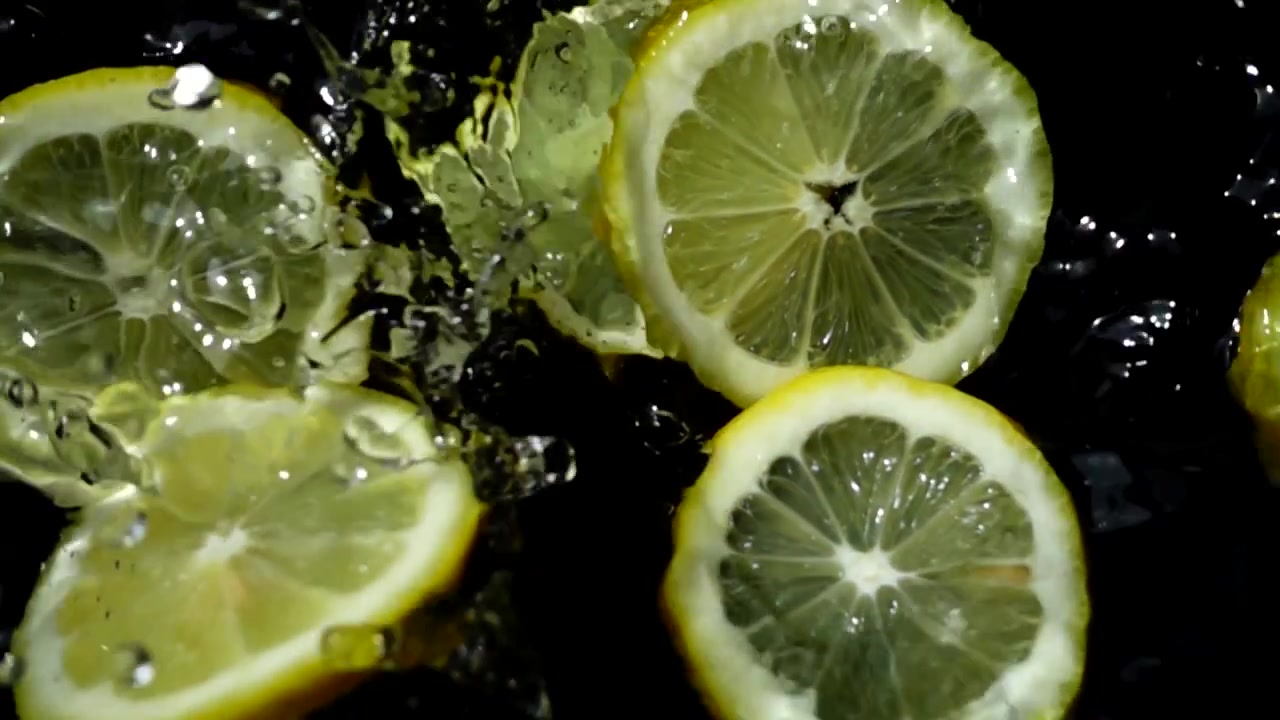 Caduta di spicchi di limone. Slow motion