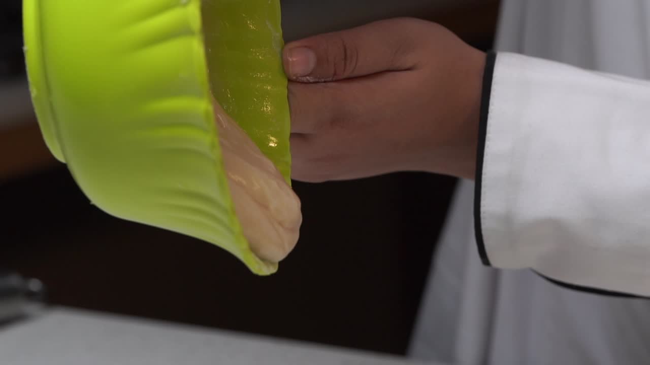 заливка теста в кастрюлю для торта замедленная съемка