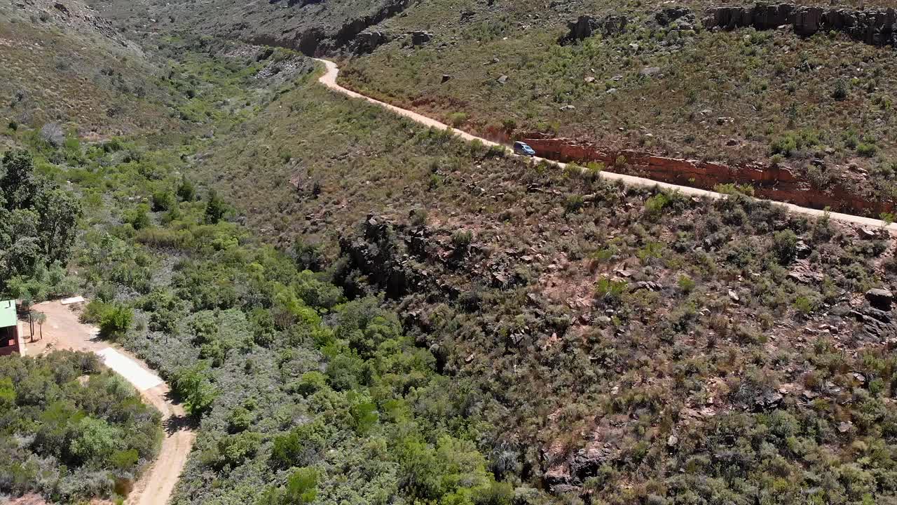 camioneta 4x4 conduciendo en carreteras de tierra en pasos de montaña en el cederberg con algunas vistas panorámicas y paisajes