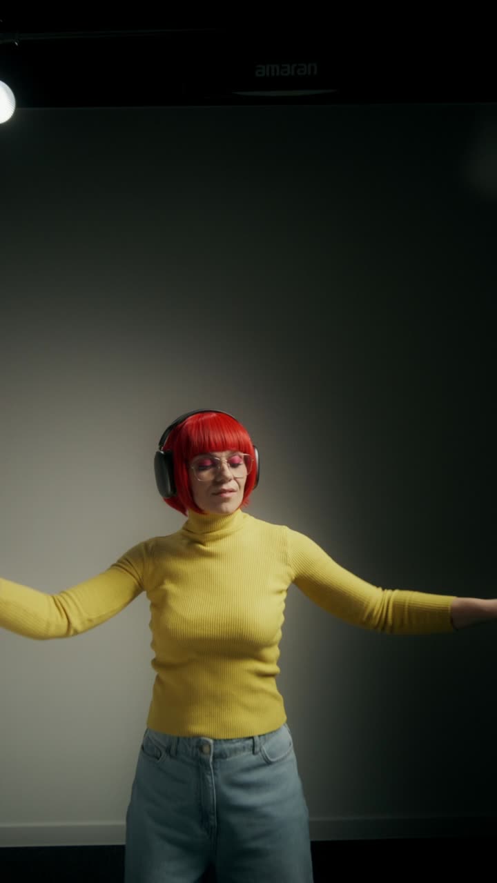 mujer bailando en un estudio